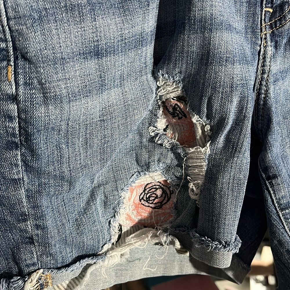 Lane Bryant distressed floral denim jean shorts size 14 - Picture 4 of 5